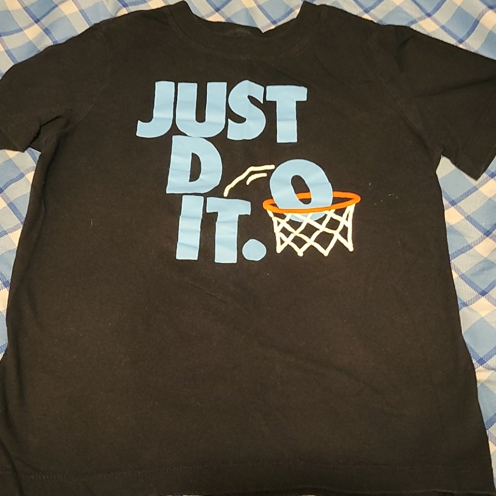 The Nike Tee boys size small